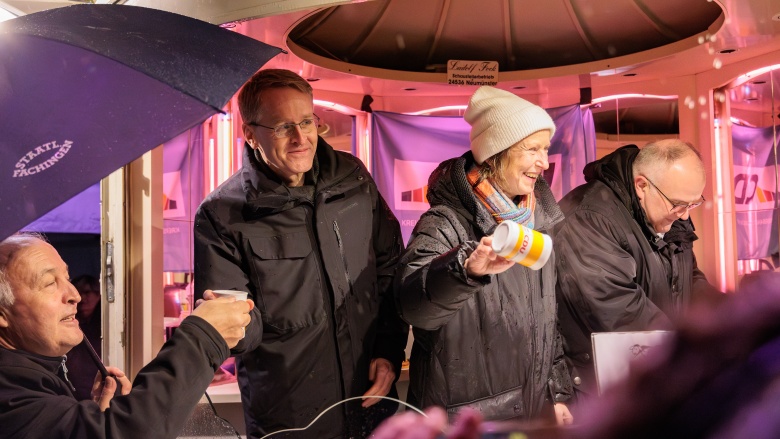 Daniel Günther und Sandra Carstensen: Waffeln & Punsch für den guten Zweck